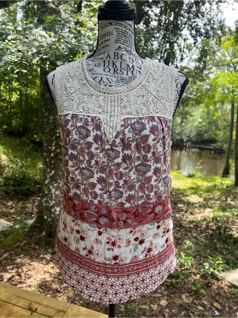 💐🌸Anthropologie Ivory Crochet Yoke Floral Cami w/ Burgundy/Green/Blue Accents🌸💐
